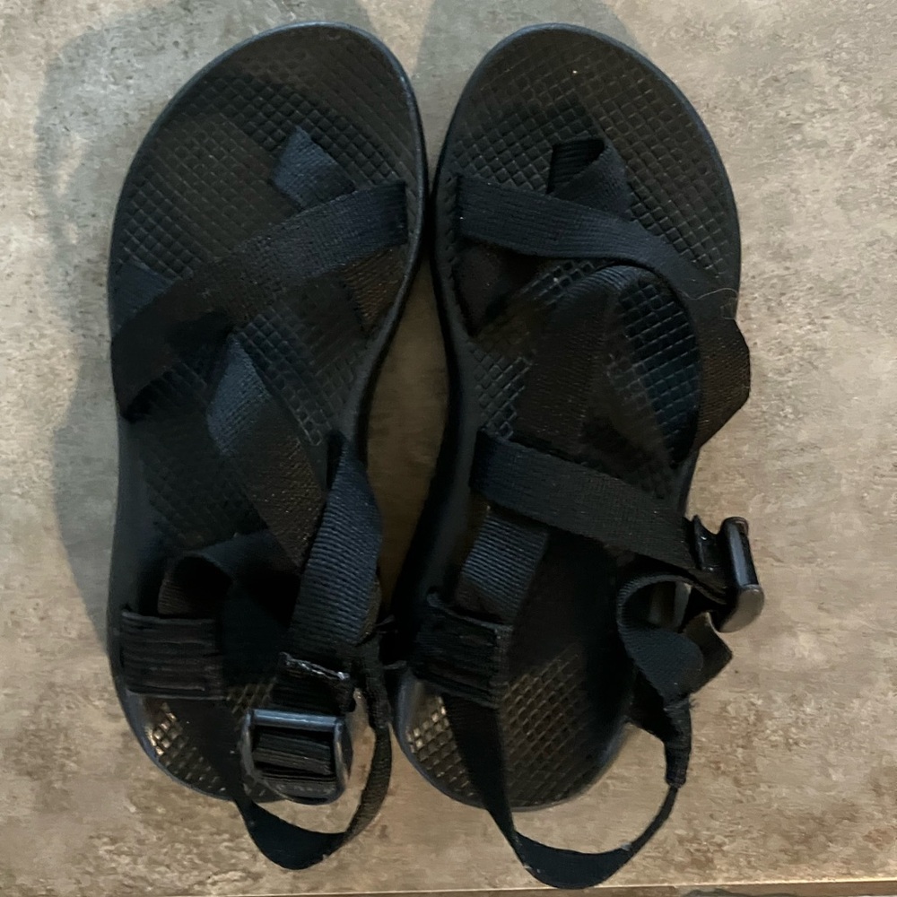 Sz 7.5 Black Chaco Sandals - like new